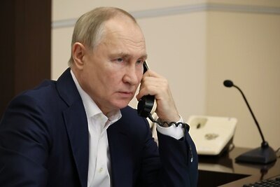    Президент РФ Владимир Путин говорит по телефону ©Михаил Климентьев РИА Новости