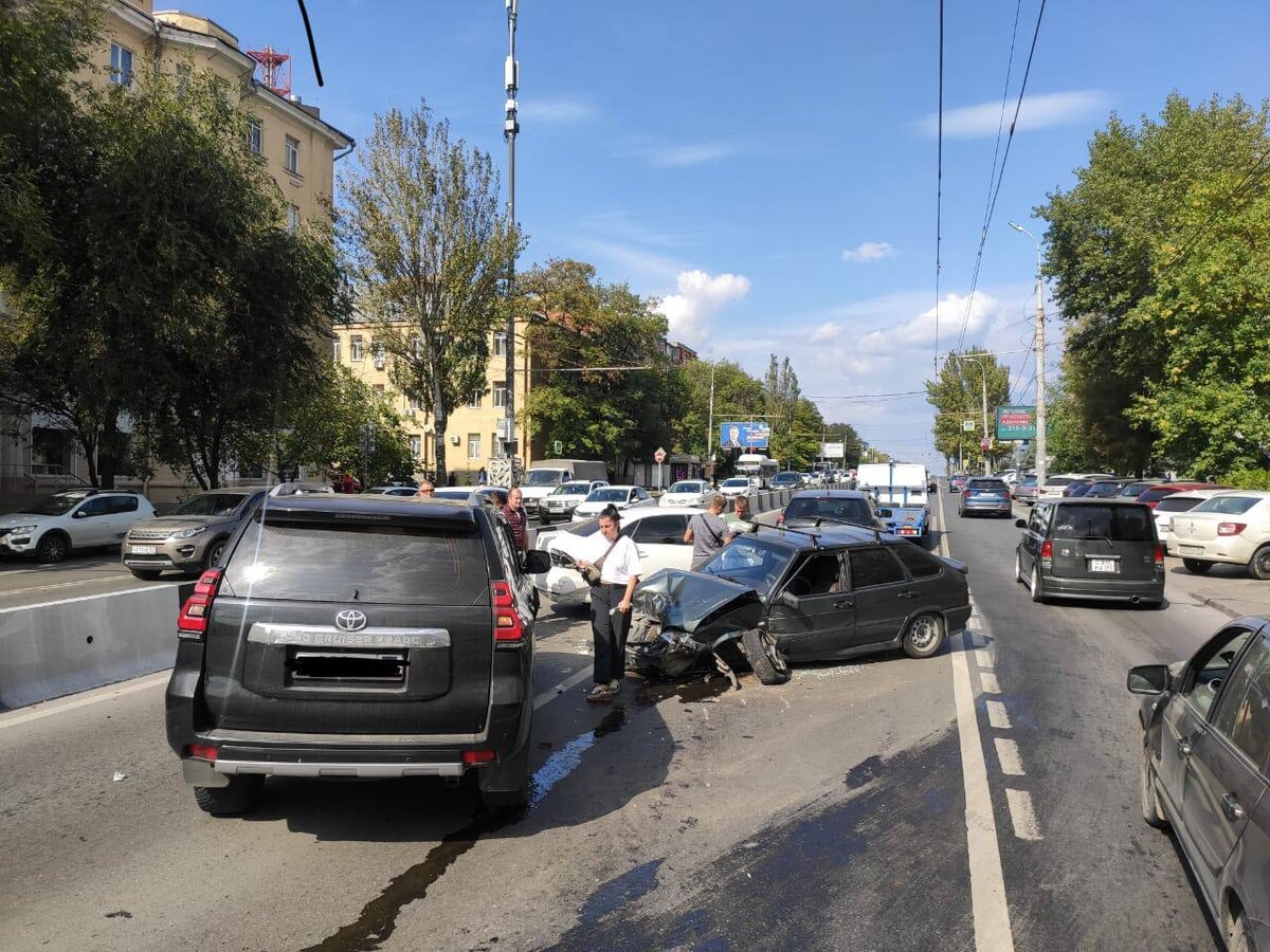 Авария с четырьмя машинами на Нагибина в Ростове собрала гигантскую пробку  | Русский Фронтир | Дзен