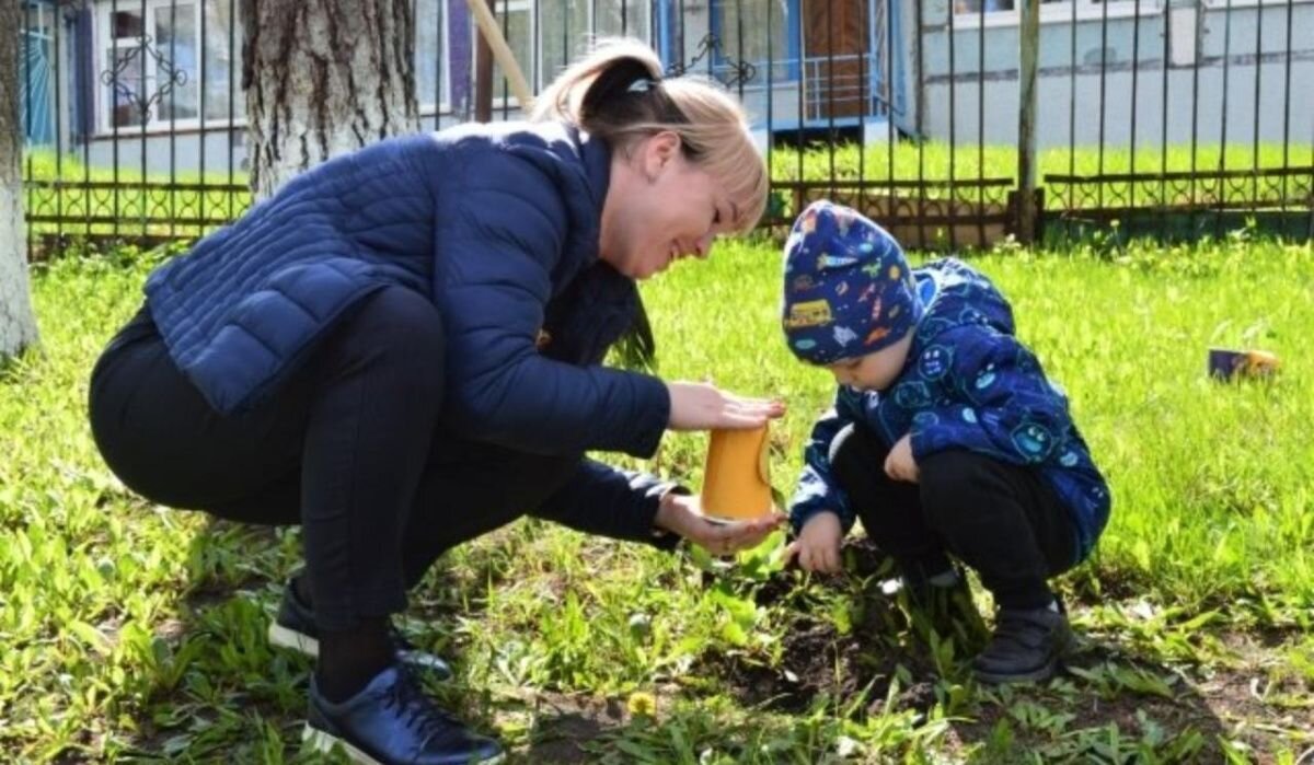     Мама с ребенком сажают дерево. Источник: kuzbass.aif.ru Автор фото: Анна Городкова