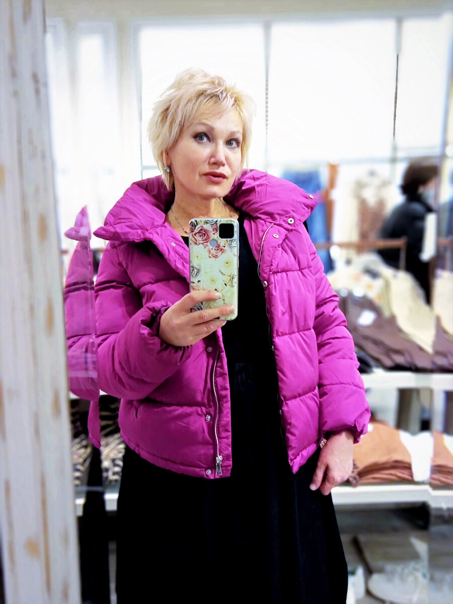 Когда женщина надела яркую куртку, она раздвинула тучи на горизонте ...