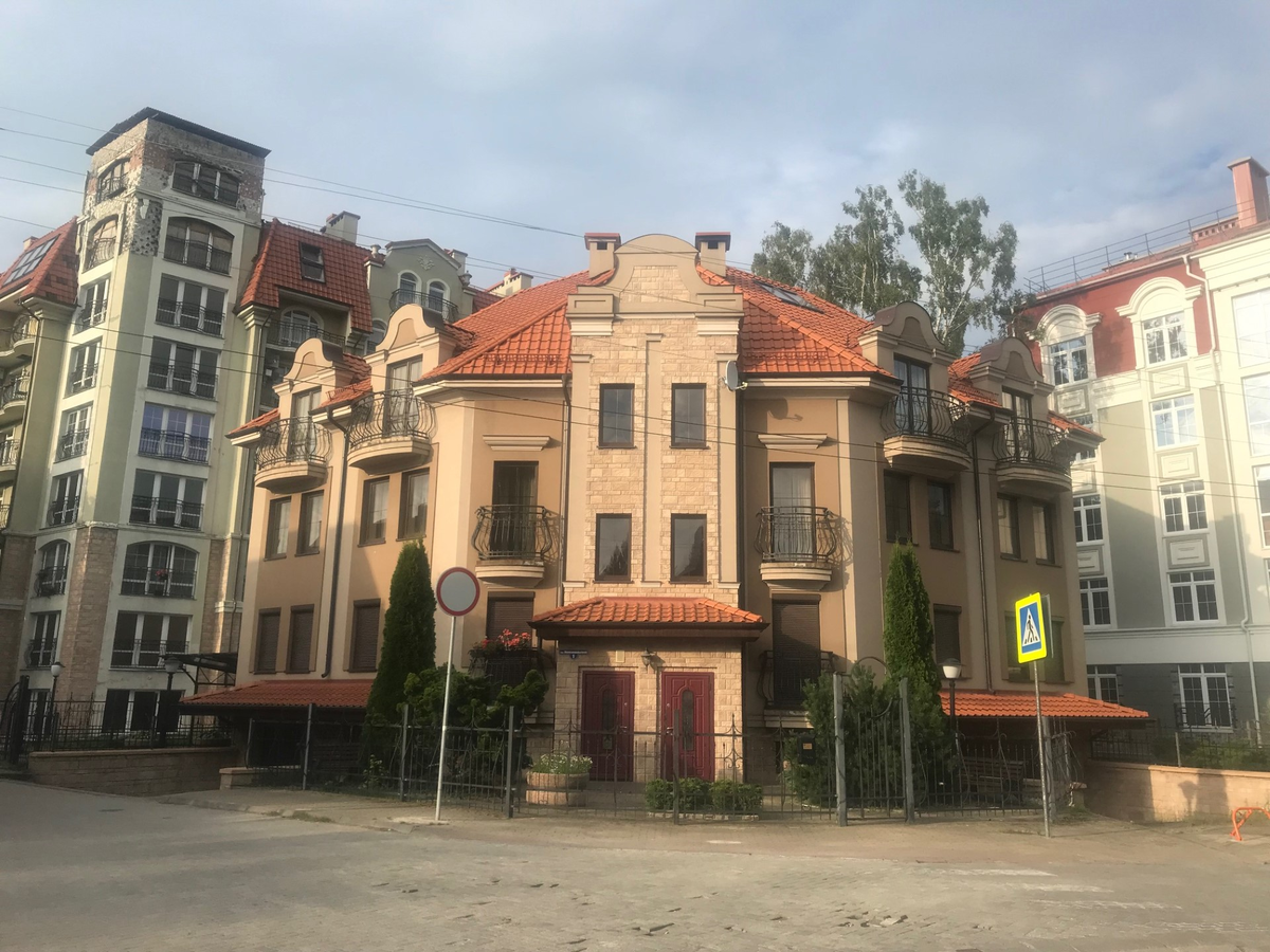 Улица Комсомольская, дом 1. Архитектурный треугольник. Фото автора