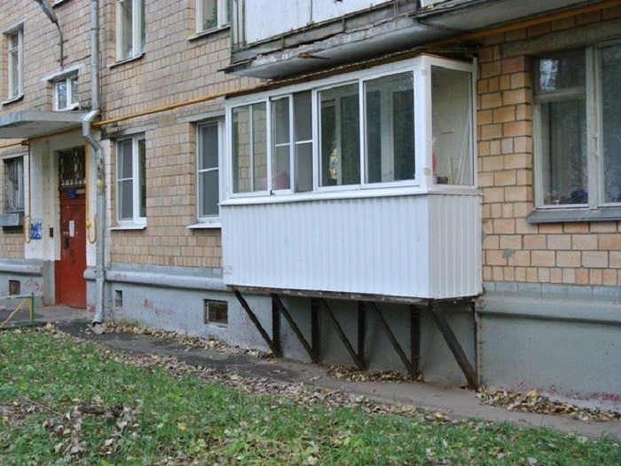 подвесной балкон. пристройка балкона. навесной балкон на первом этаже. балкон первый этаж. подвесной балкон на 1 этаже.