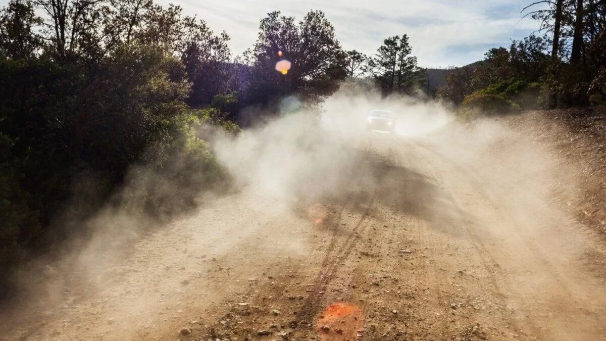 Пыль дороги. Пыль на дороге тимашевск. Машина в пыли. Дорожная пыль на автомобиле. Машина на дороге.