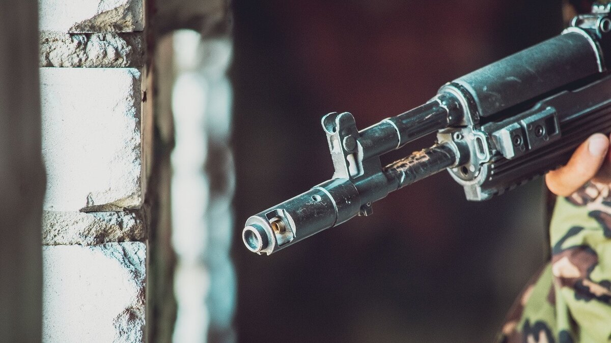     В городе Каменск-Уральский Свердловской области вооруженный гражданин угрожает покончить с собой, если к нему кто-то подойдет. Полиция оцепила территорию и ведет переговоры. Как сообщает Mash, забаррикадировавшийся был ранее судим за поджог.