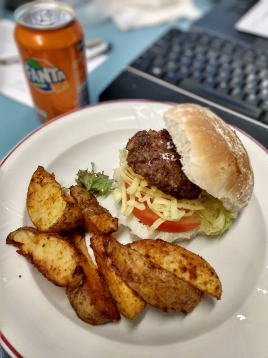 Обед в столовой, но Ли обычно возвращается с ним на рабочее место и обедает за своим рабочим столом. Фото из личного архива 