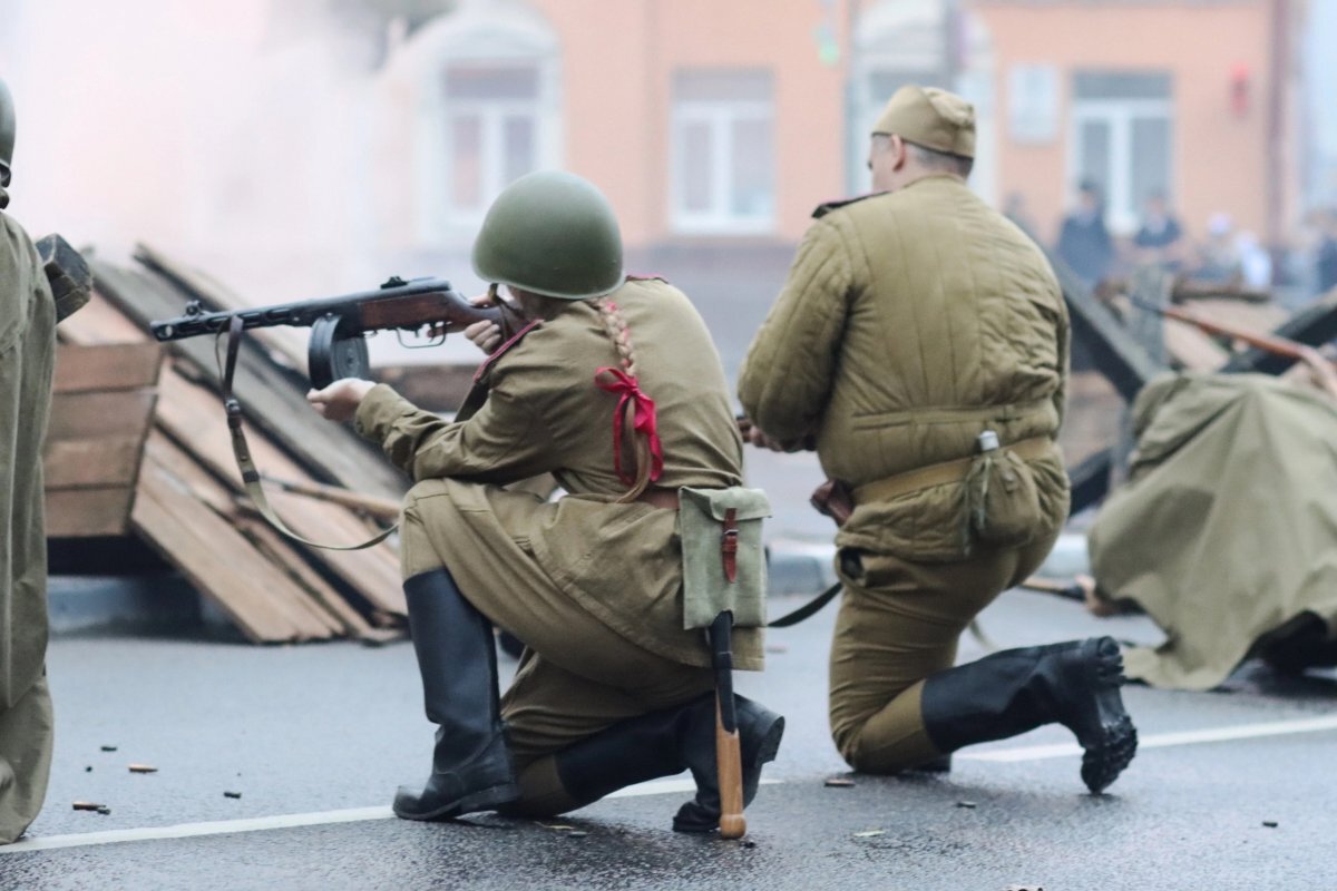    Реконструкцию водружения Знамени Победы провели в Смоленске