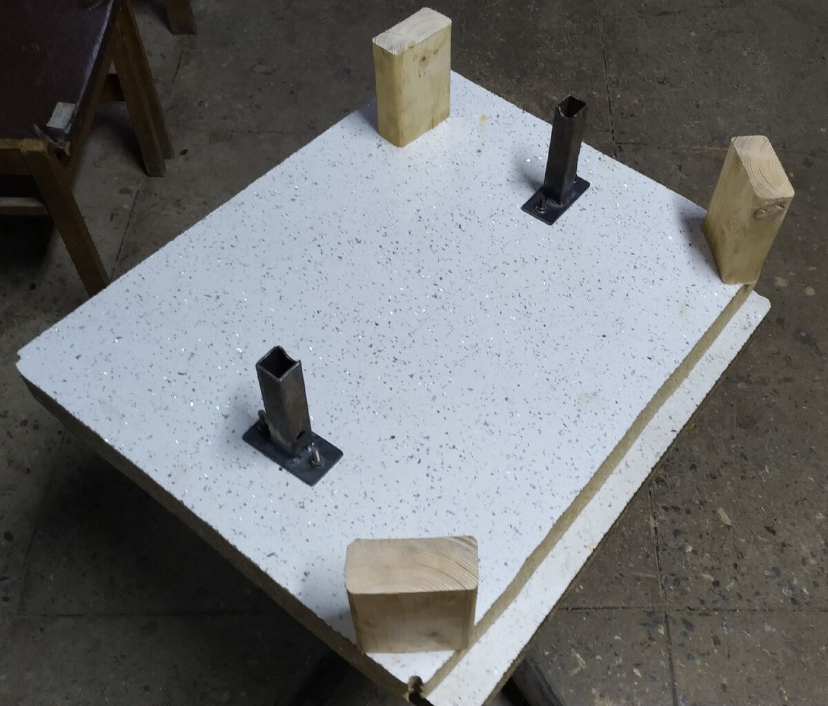 Ножки получились разные, Сначала приварил, потом посмотрел;)