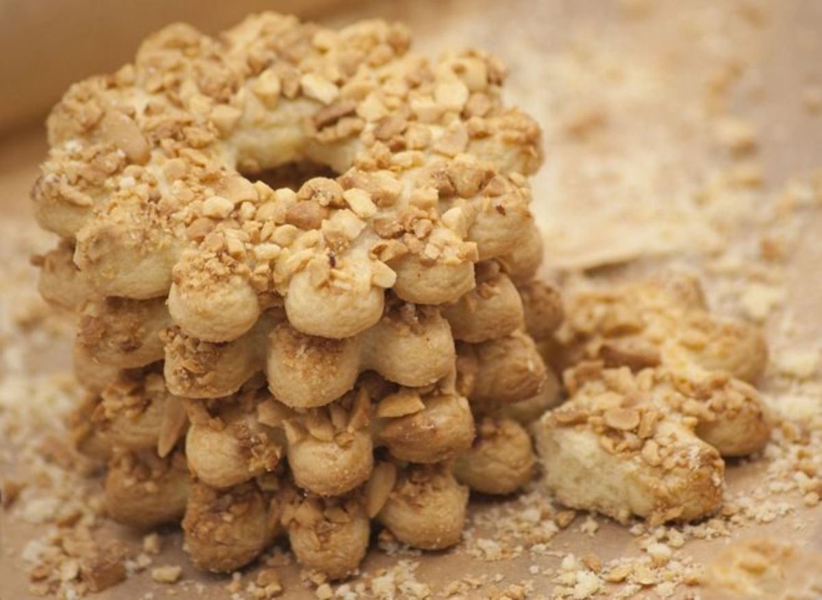 песочное пирожное с розовой глазурью. школьное пирожное. пирожное песочное «полоска с повидлом». советские песочные. торт.