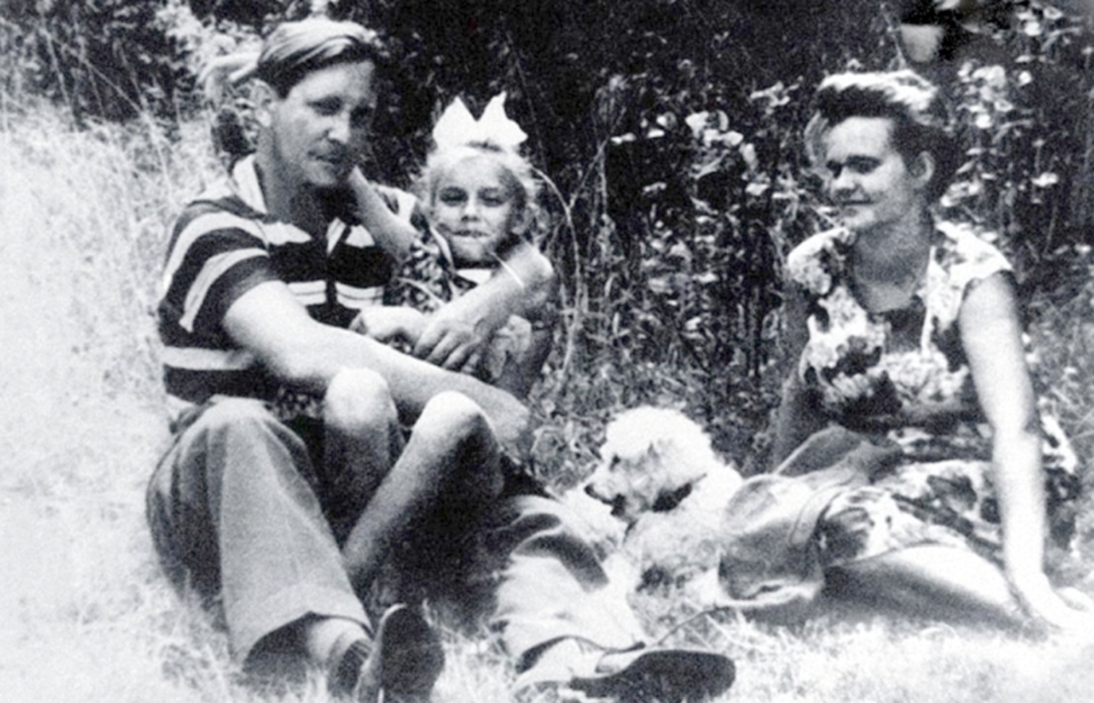 С родителями.