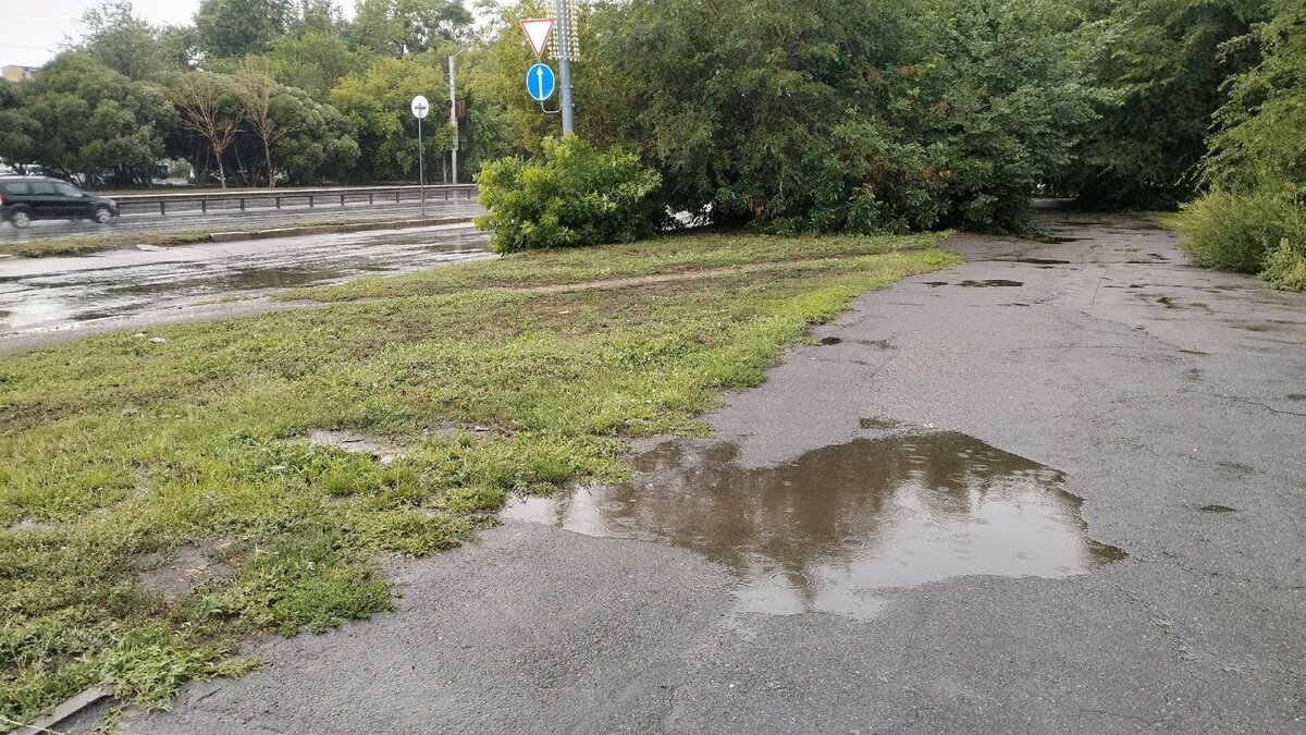 Пошла челябинск. Сильный ливень. Сильный ветер. Дождь в Челябинске. Дождливая погода.
