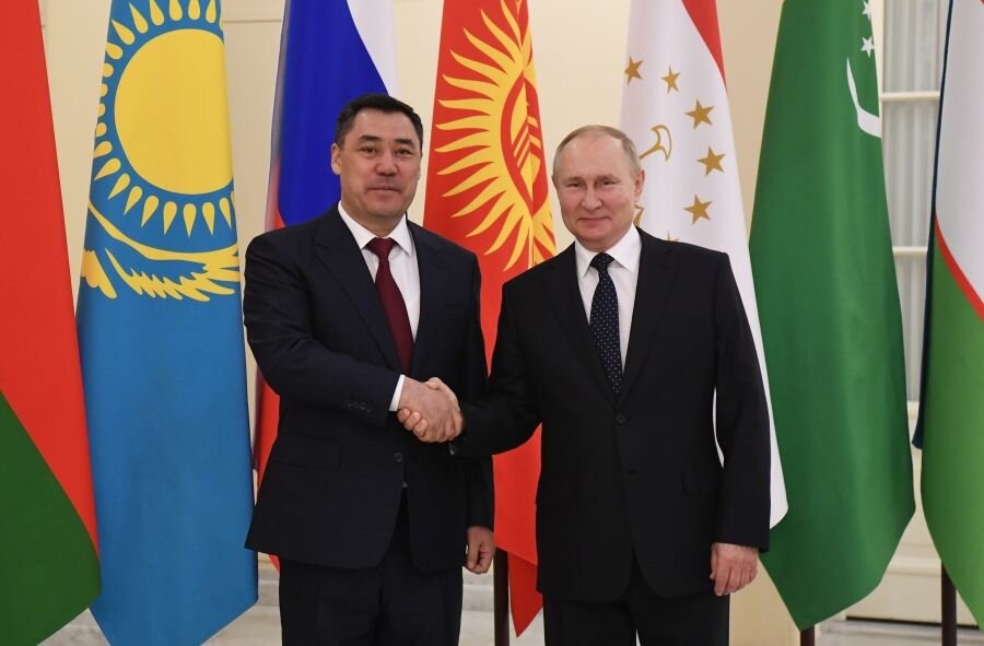    Президент РФ Владимир Путин и президент Киргизии Садыр Жапаров. Саммит государств — участников Содружества Независимых Государств (СНГ) © Евгений Биятов/РИА Новости