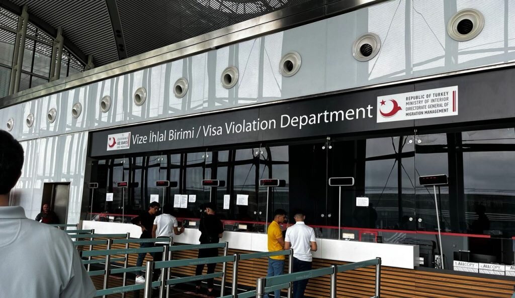 Из 7 окон работают 4, никто никуда не торопится.