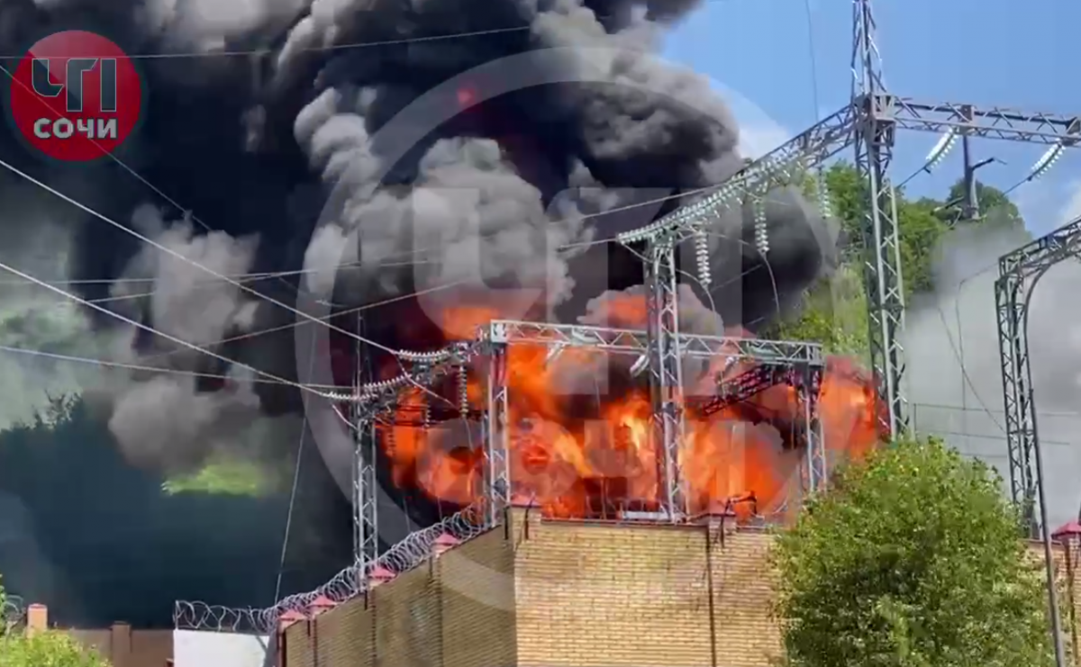    В Сочи тушат пожар на трансформаторной подстанции