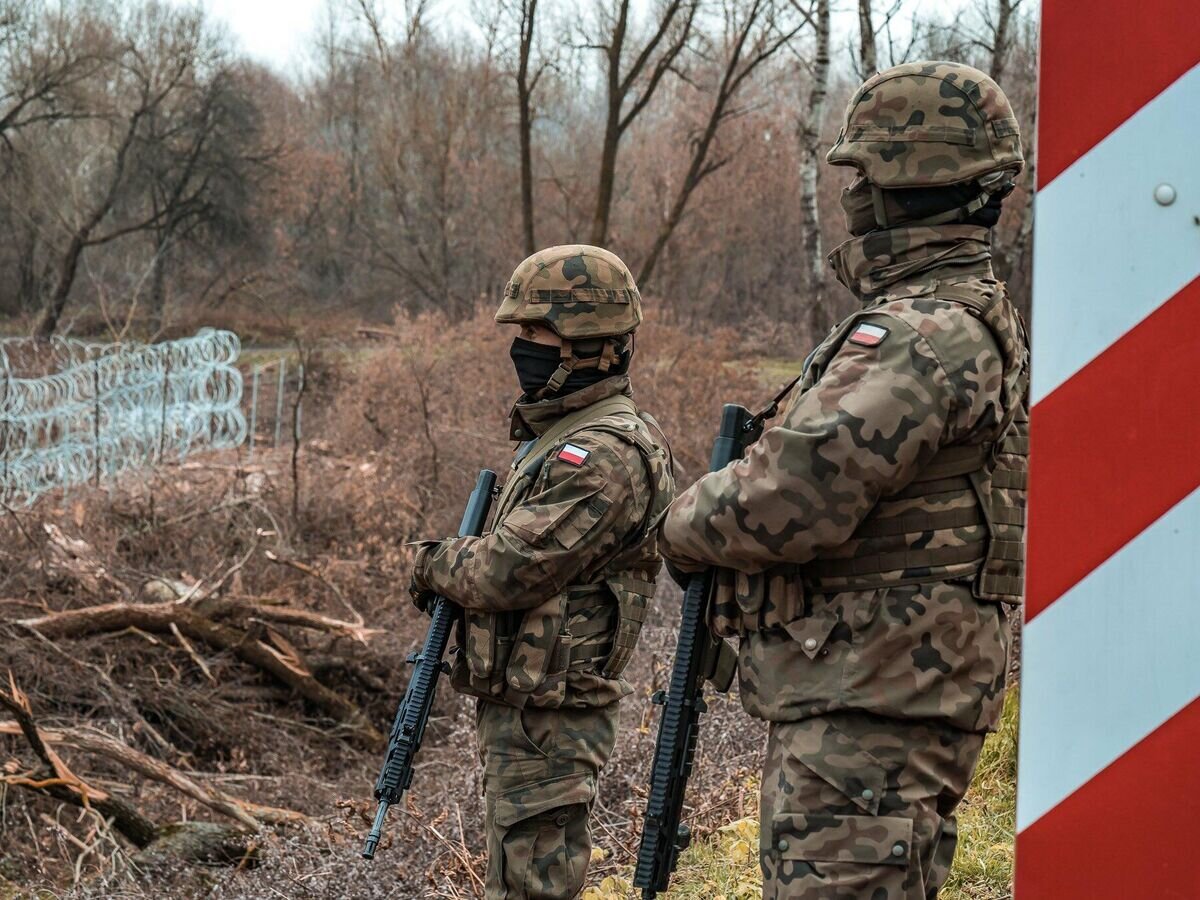    Польские военнослужащие на границе с Белоруссией© Фото : @Zelazna_Dywizja/Twitter