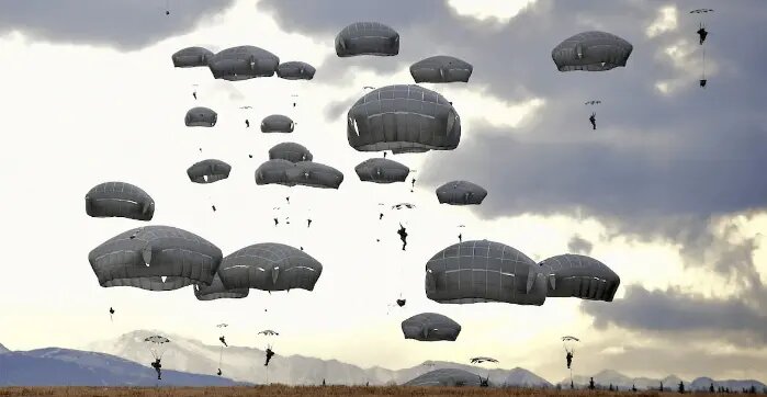 Группа солдат участвует в парашютной подготовке