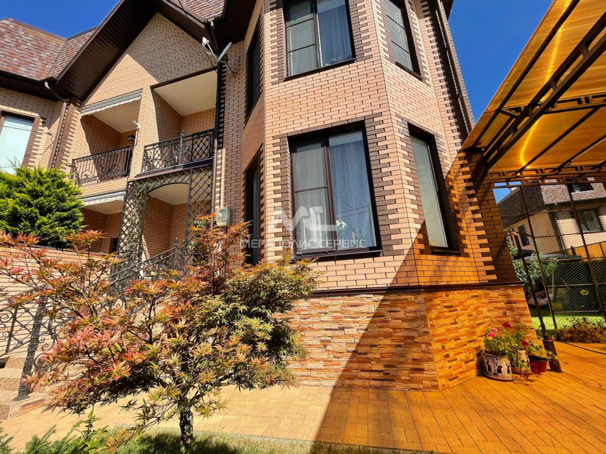 Дом имеет 2 этажа, мансарду и большое подвальное помещение, общая площадь 370 м.кв. На участке 3,4 сот. земли. 
 