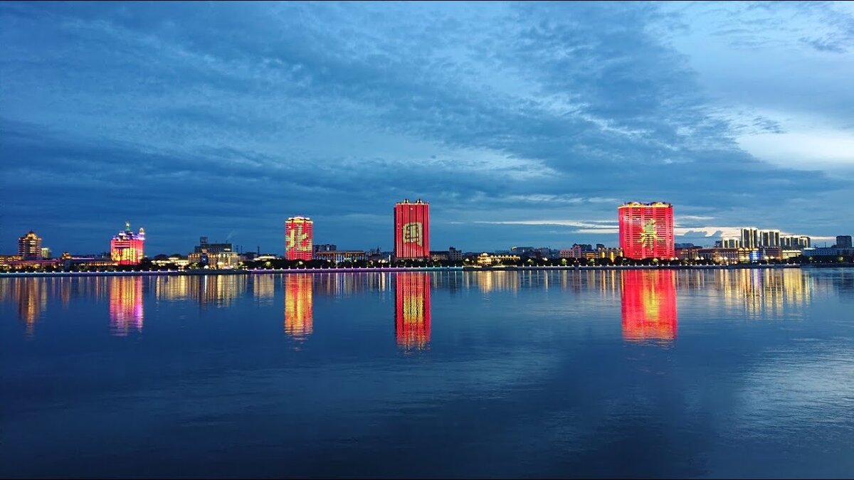 Хэйхэ - это город в Китае напротив Благовещенска с населением более 1,6 млн человек