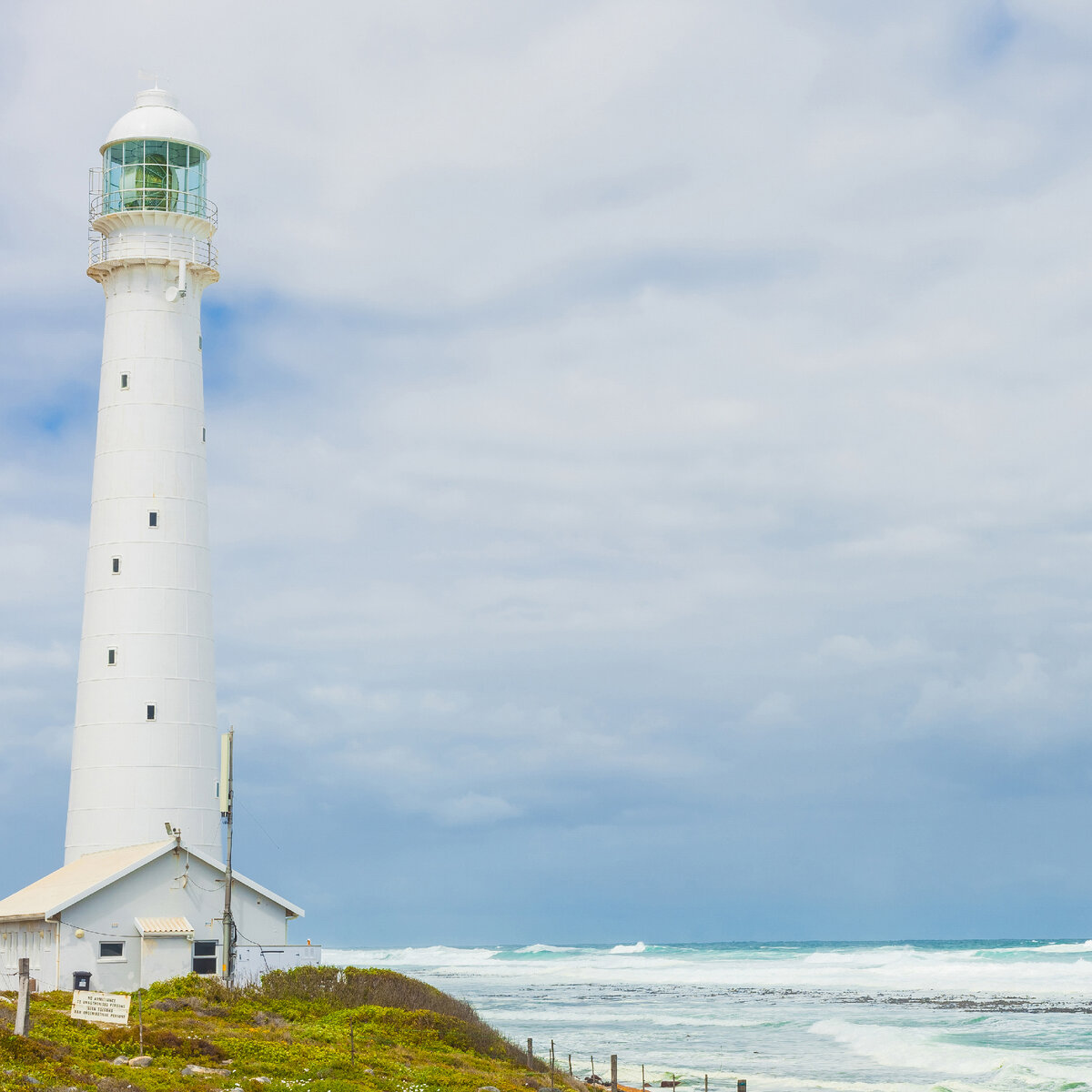 <a href="https://ru.freepik.com/free-photo/vertical-shot-of-a-lighthouse-on-a-cloudy-day-in-cape-town-south-africa_14807635.htm#page=2&query=%D0%9A%D0%B5%D0%B9%D0%BF%D1%82%D0%B0%D1%83%D0%BD&position=0&from_view=search&track=sph">Изображение от wirestock</a> на Freepik