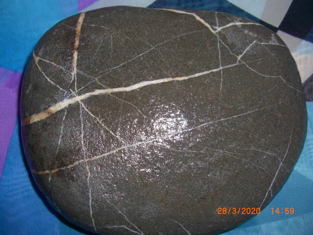 Здесь явно виден равнобедренный треугольник.