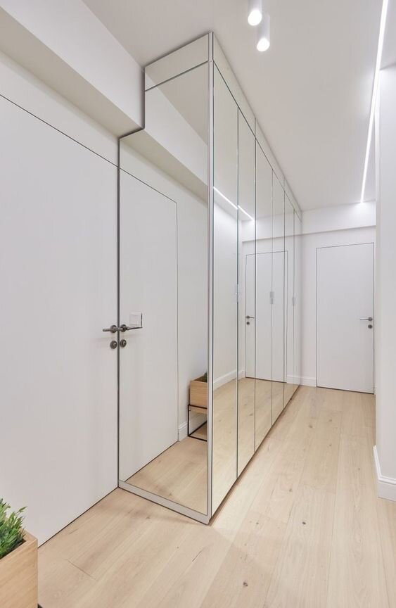 Можно вовсе «спрятать» шкаф при помощи зеркальной отделки 