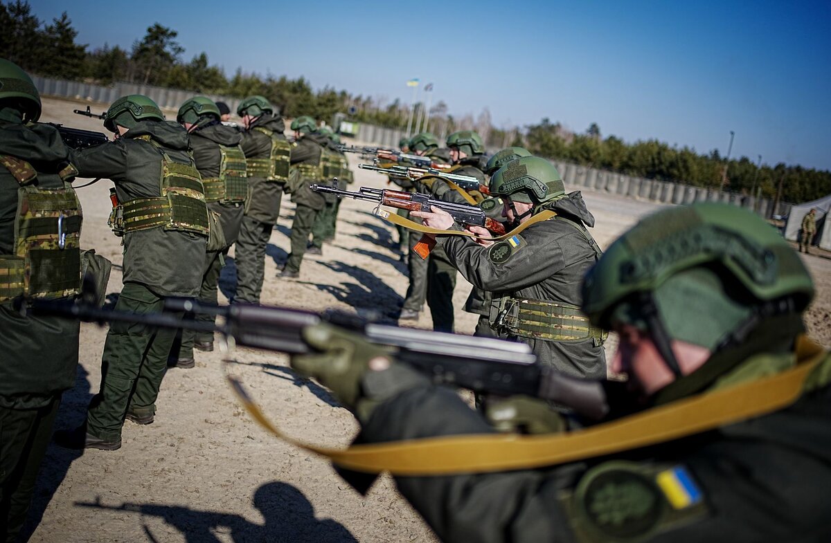    Солдаты Украины проходят боевую подготовку на военном полигоне стран НАТО © Kay Nietfeld/Global Look Press