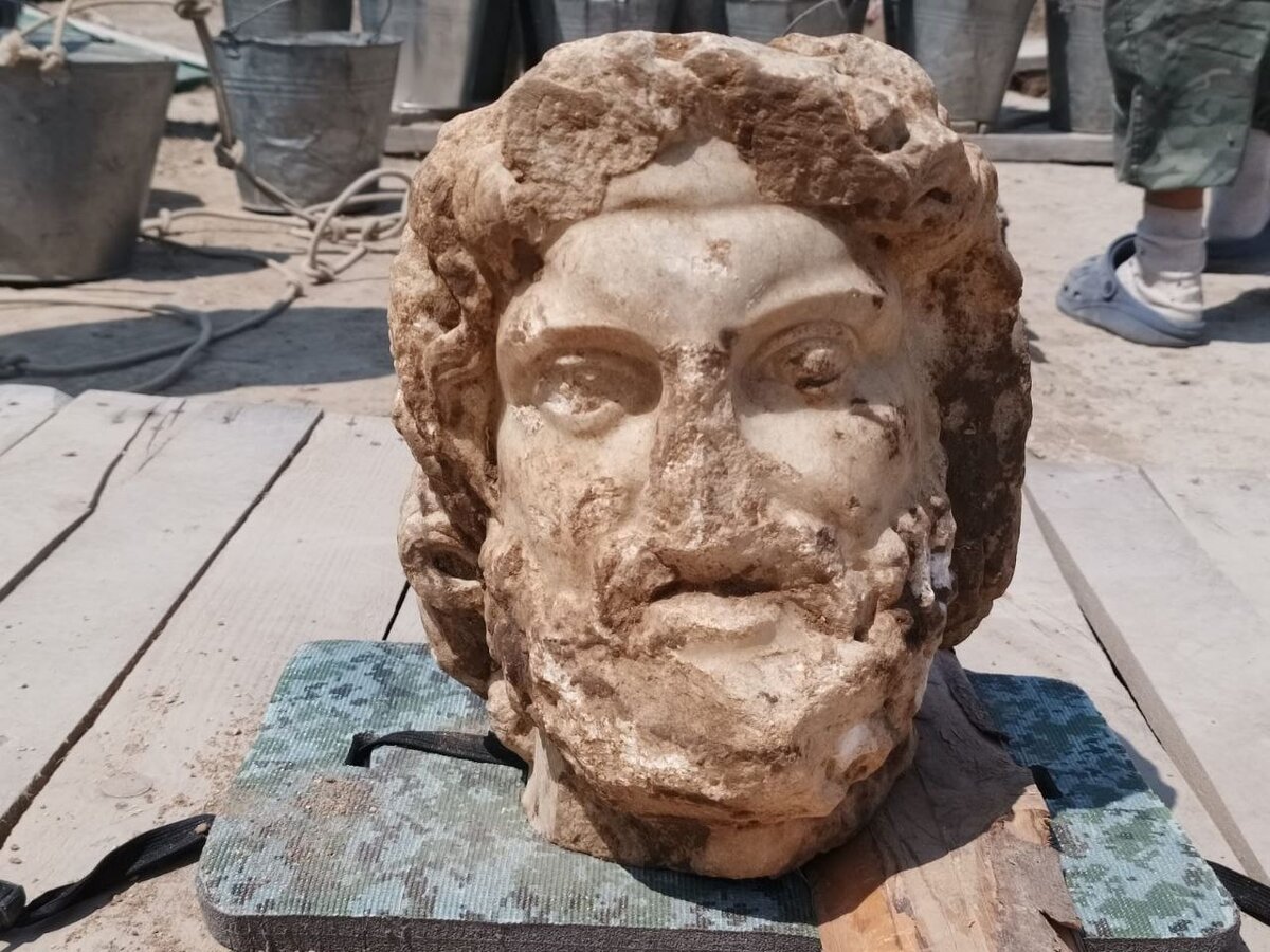 Мраморная голова. Скульптура голова императора августа. Теренция жена. Найдена в мраморе. Бутягин археолог первые раскопки.