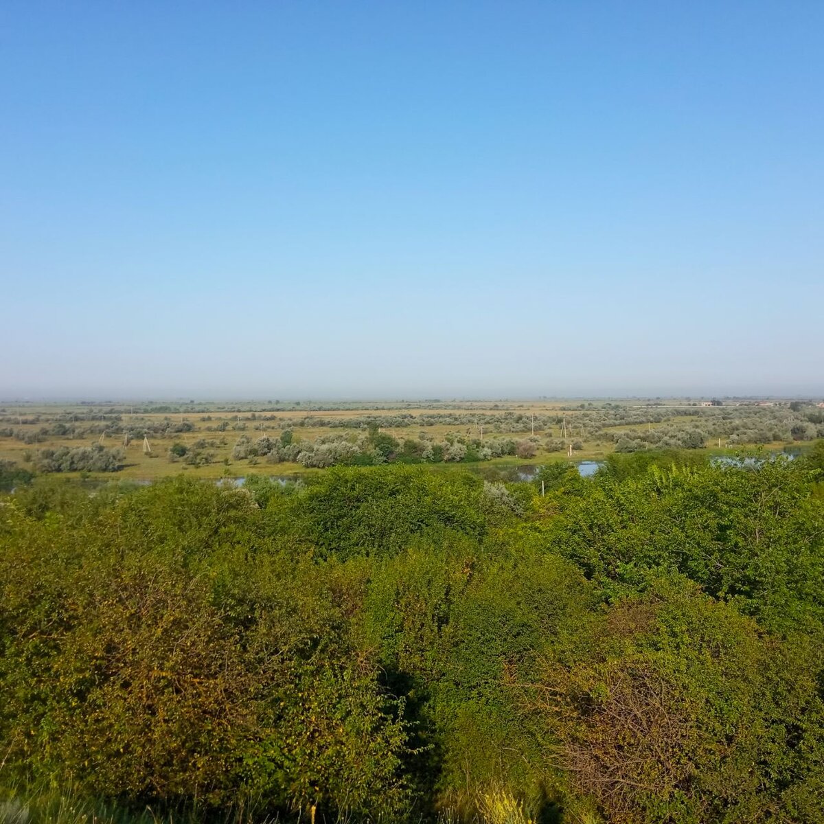 Вид на Мертвый Донец и приазовскую степь с холма. 