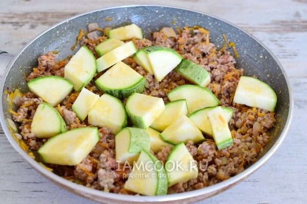 Кабачки с фаршем. Кабачки кольцами с фаршем на сковороде. Кабачки с фаршем на сковороде. Кабачок с фаршем на пару. Фаршированные кабачки с фаршем на сковороде кружочками.