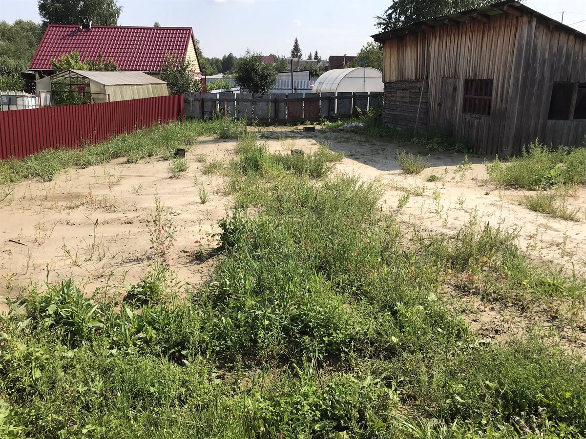 Участок принадлежит всем собственникам, дети иногда играют в футбол