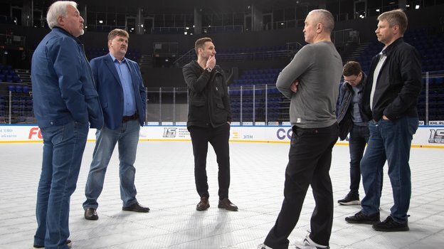    Новый главный тренер «Сибири» Дэвид Немировски (в центре) на новой арене клуба.ХК «Сибирь»