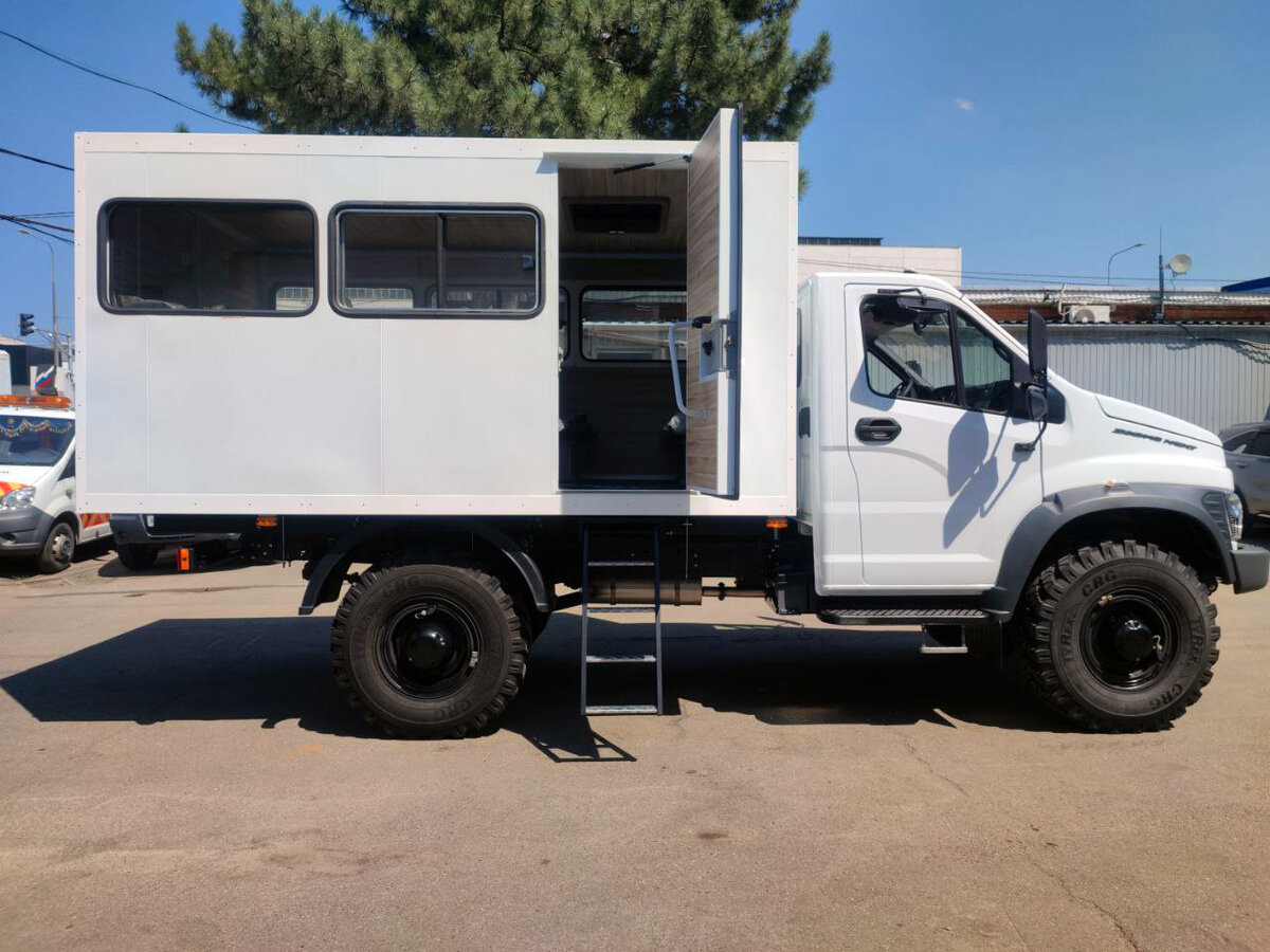 Зайти в пассажирский отсек можно через боковую дверь или сзади. В крыше есть вентиляционный люк. Боковые окна открываются.