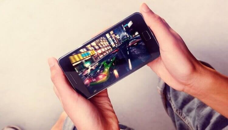    Чтобы играть на телефоне, не обязательно что-то скачивать