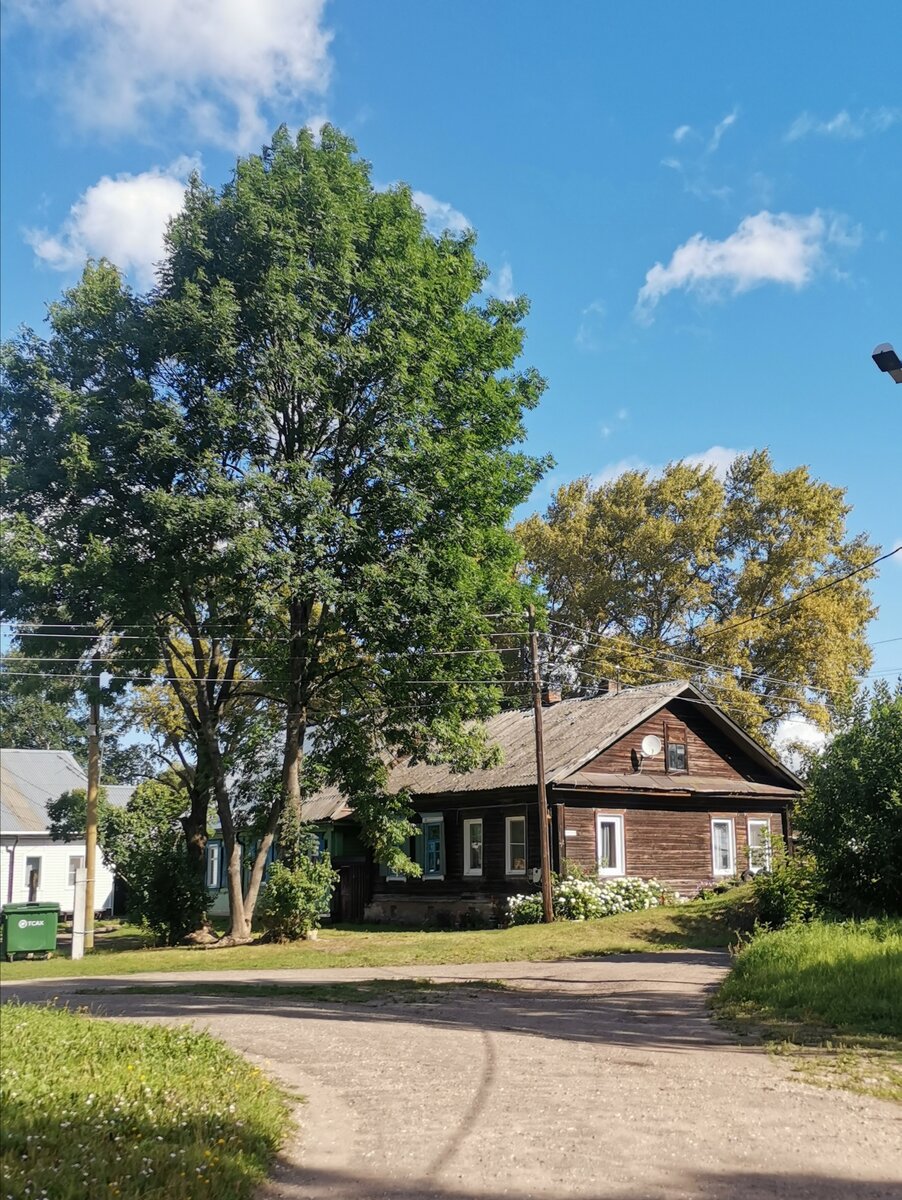 Такие аутентичные уголочки в Осташкове повсюду, стоит только заглянуть во дворик. Здесь своя невероятная атмосфера