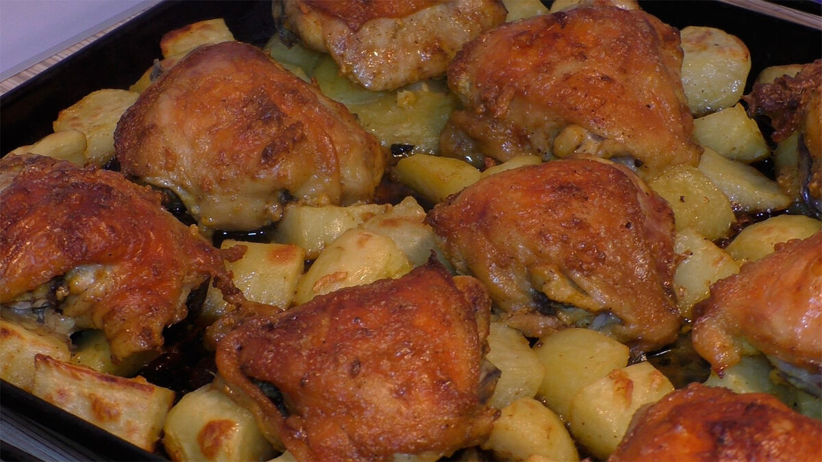 Друзья, всем огромный привет. Сегодня буду запекать курицу с картошкой в духовке. Это самый лёгкий способ накормить свою семью или неожиданных гостей вкусным обедом или ужином.-9