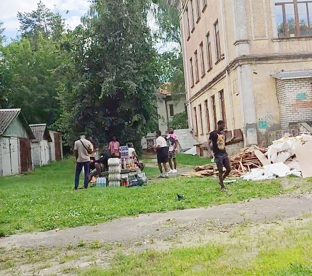 Иностранные студенты БГТУ в очередной раз выпивают прямо во дворе универа  разложив закусь на машинах жителей окрестных жилых домов | Блог Брутального  Спортсмена | Дзен