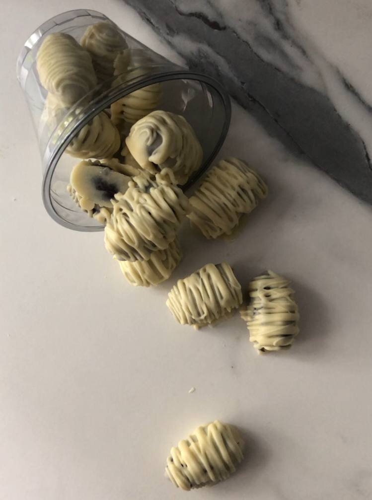 Ингредиента всего три- финики, миндаль и шоколад!