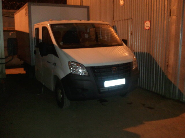 Газель одной из бригад рядом с воротами склада