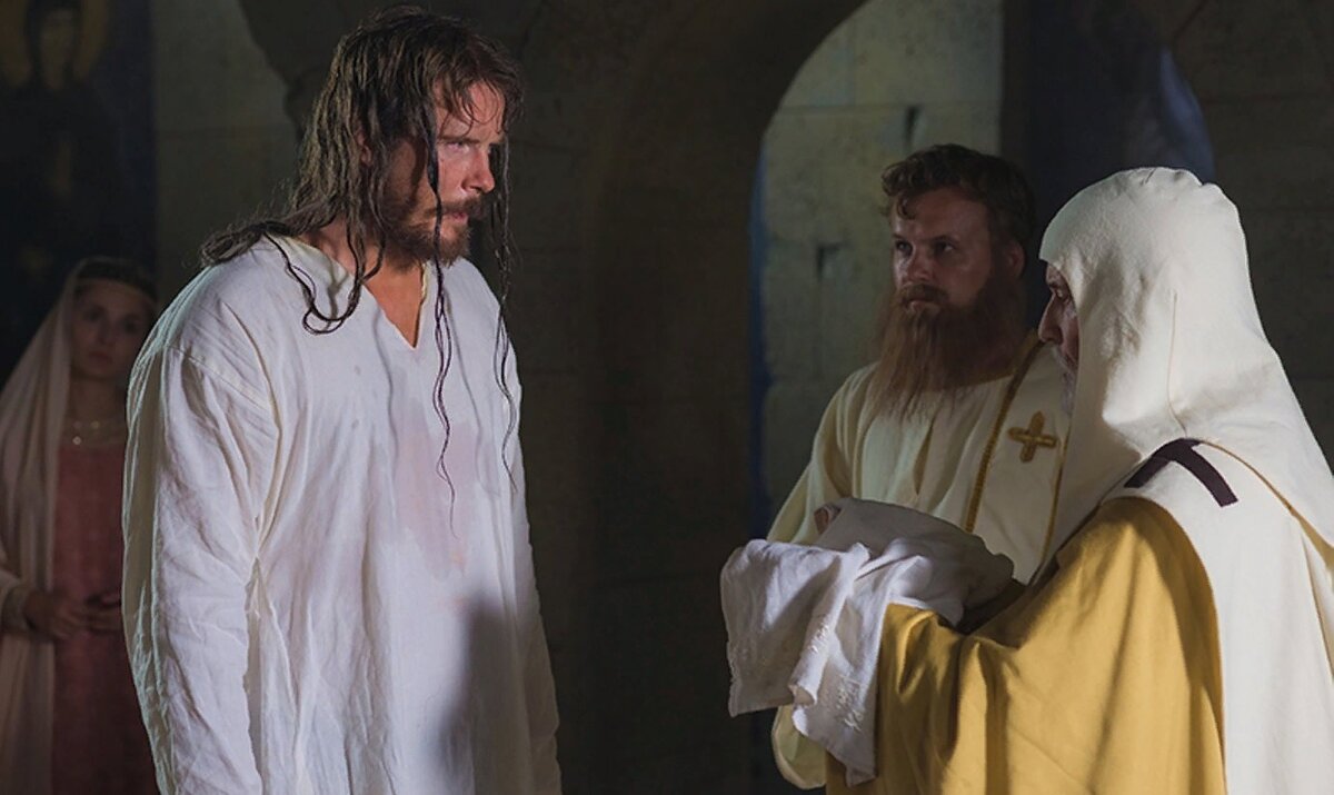 Вчерашний "язычник" поверил попам византийским или всё же греческим? Кадр из фильма  "Крещение Руси" (2018 г.), реж. Максима Беспалого, сценарий Максим Кальсин, Марина Бандиленко