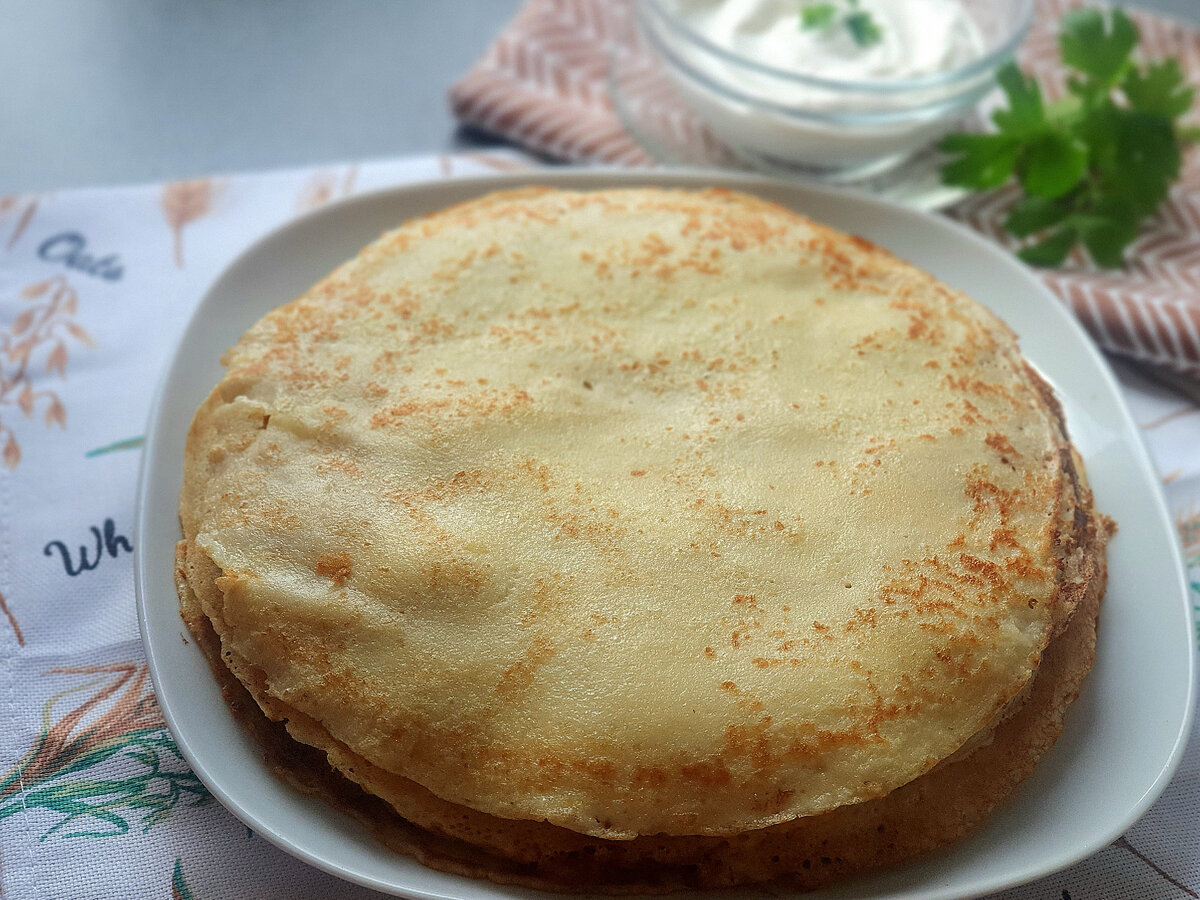 В тесто добавляют зелень укропа или лука, а так же очень мелко порезанный репчатый лук.