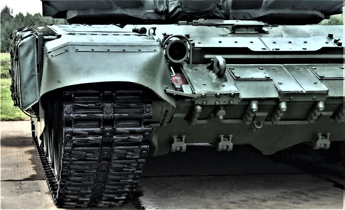 На Т-72Б3М используются новые гусеницы с косыми грунтозацепами , обеспечивающие лучшие сцепные качества с грунтом. Такие же гусеницы демонстрировались на Т-90МС. Однако , от строевых экипажей, поступали нарекания относительно недостаточной надежности новой гусеницы. На танке Т-90М применяется гусеница от Т-14.