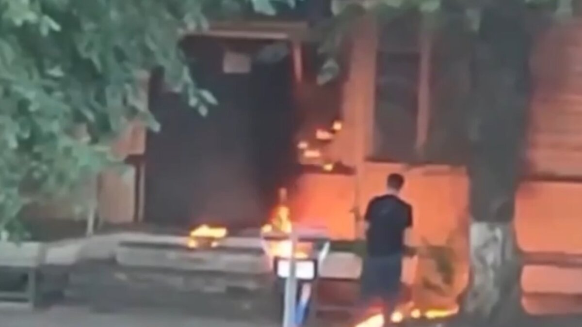     Неизвестные подожгли военный комиссариат на улице Каландаришвили в Улан-Удэ, бросив во входную дверь и окно на первом этаже коктейли Молотова. Об этом сообщает Telegram-канал Baza.