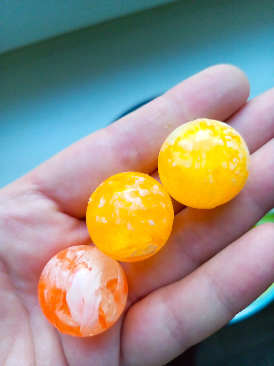 Вот они, те самые первые оранжевые прыгуны! 