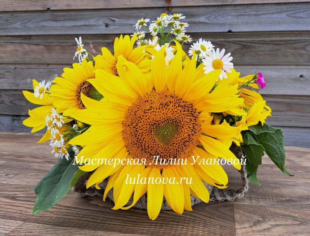 Вязаная корзина с цветами