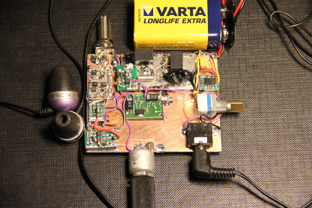  Фото 1.   Весь приёмник уместился на ладошке.