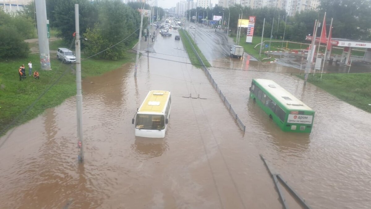     Городской транспорт уходит под воду прямо на дороге.