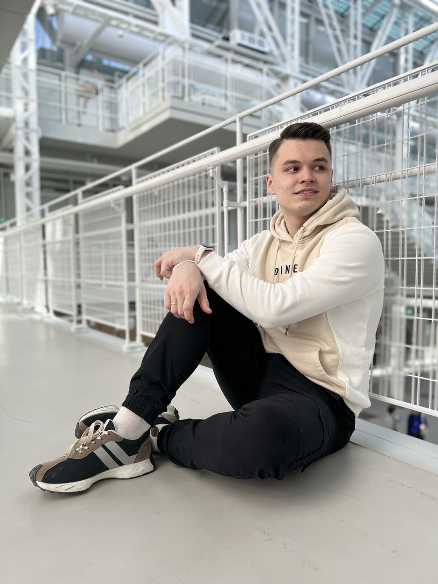 Увидел, что параллельные линии пересеклись  
