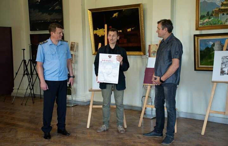    Донецкому музею были переданы работы донского художника Николая Полюшенко. Фото: пресс-служба ГУФССП РФ по РО.