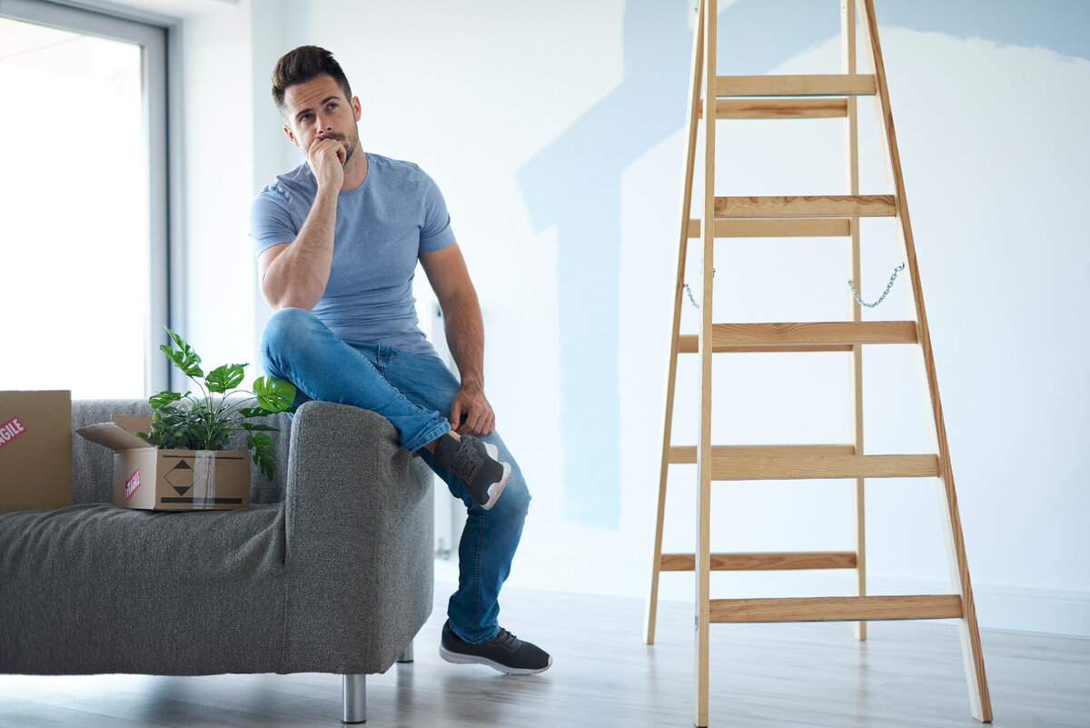 Иллюстрация отсюда: <a href="https://ru.freepik.com/free-photo/young-man-making-plans-for-his-new-flat_17290580.htm#query=%D1%81%D1%82%D1%80%D0%B5%D0%BC%D1%8F%D0%BD%D0%BA%D0%B0%20%D0%B8%20%D0%BB%D1%8E%D0%BA%20%D0%B2%20%D0%BF%D0%BE%D1%82%D0%BE%D0%BB%D0%BA%D0%B5&position=29&from_view=search&track=country_rows_v2">Изображение от gpointstudio</a> на Freepik