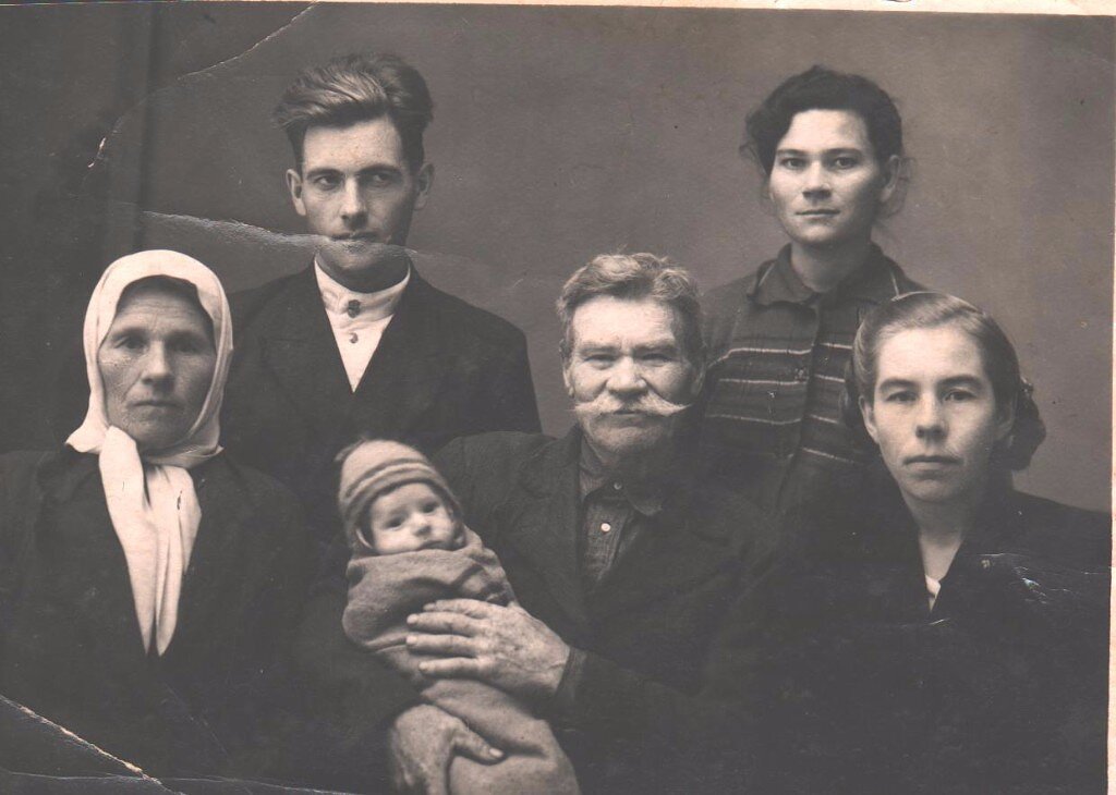 Слева -направо - Ксения Михайловна Сырых - родная сестра моей бабушки, мой дед Василий Филиппович Горяйновым с моим братом Юрием на руках, Ольга Владимировна Филатова - дочь Ксении Михайловны. Стоят - мои родители - отце и мама.