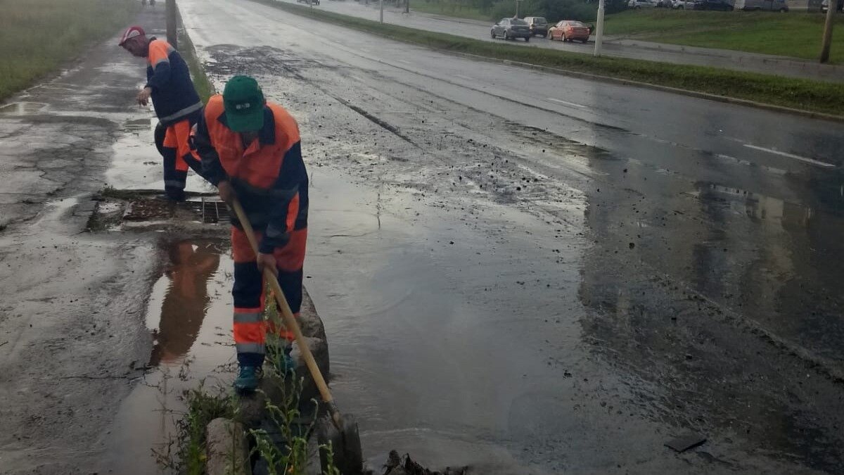     На улицы Ижевска для устранения последствия дождя вышли аварийные службы.